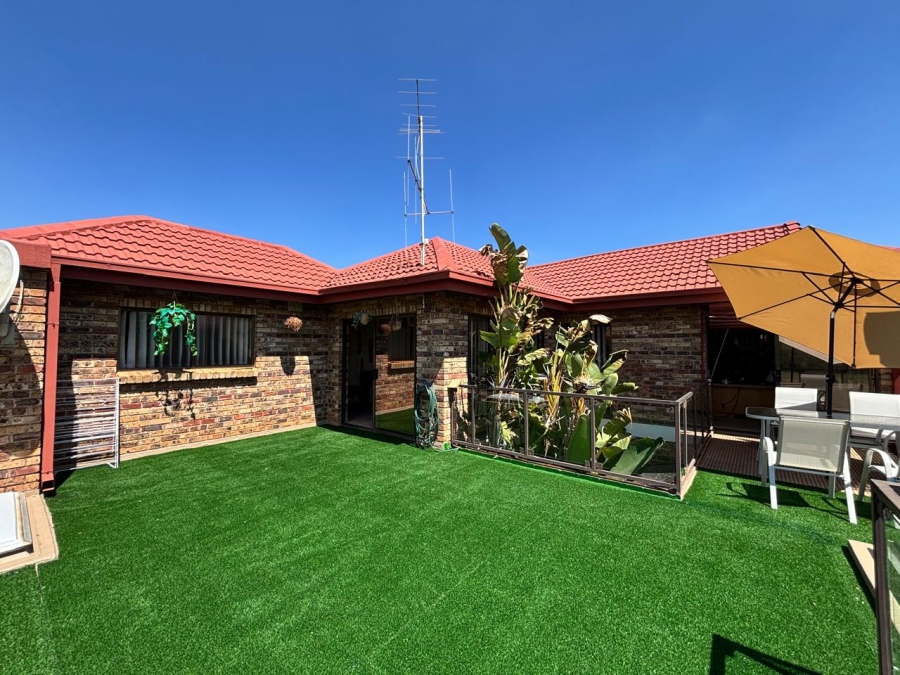 5 Bedroom Property for Sale in Heilige Akker North West